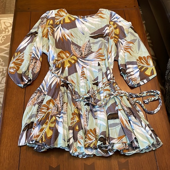 Aakaa botanical print dress. Small, oversized. Boxy fit. Light green. - Picture 1 of 8